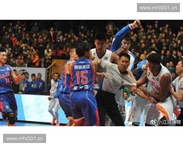 CBA赛场爆发激烈冲突多名球员卷入斗殴事件引发篮坛热议